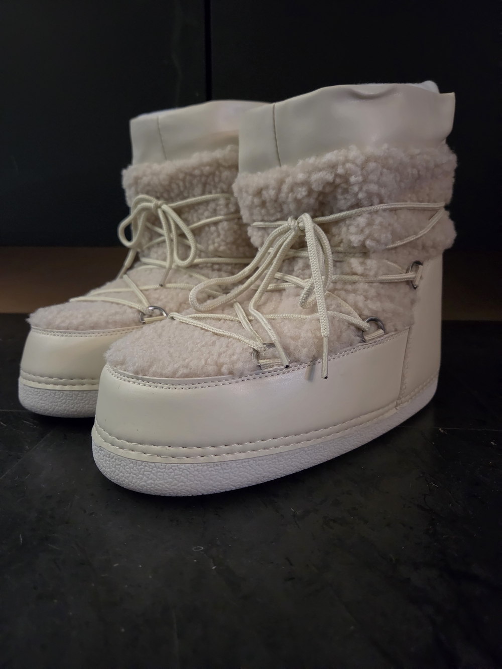 Women’s Cream Sherpa Lace-Up Winter Boots - Picture 1 of 6